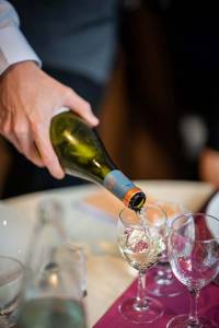 Servir du vin avec délicatesse
